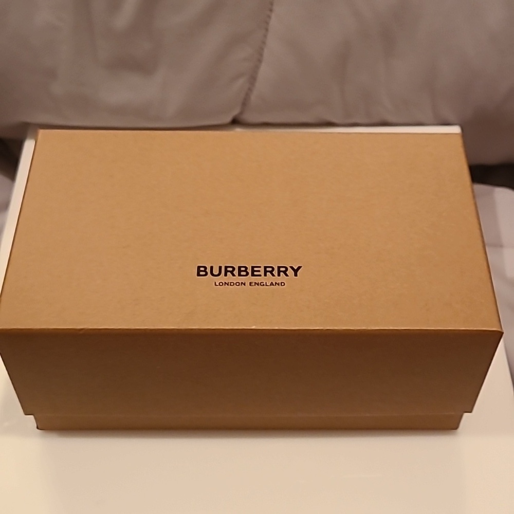 Burberry Black and White lightweight Sunglasses brand new in the box - Picture 13 of 15